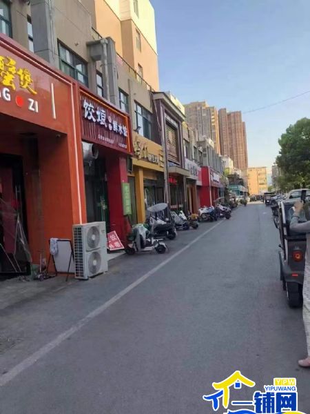 ��һ����������ˮ���ǰ��ڽ�С�Ե�ת��ʵ��ͼƬ