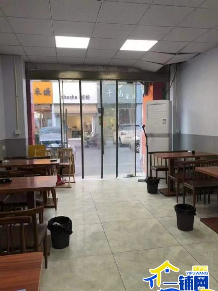 ��һ����������ˮ���ǰ��ڽ�С�Ե�ת��ʵ��ͼƬ