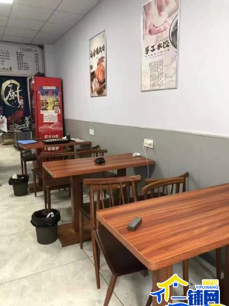 ��һ����������ˮ���ǰ��ڽ�С�Ե�ת��ʵ��ͼƬ